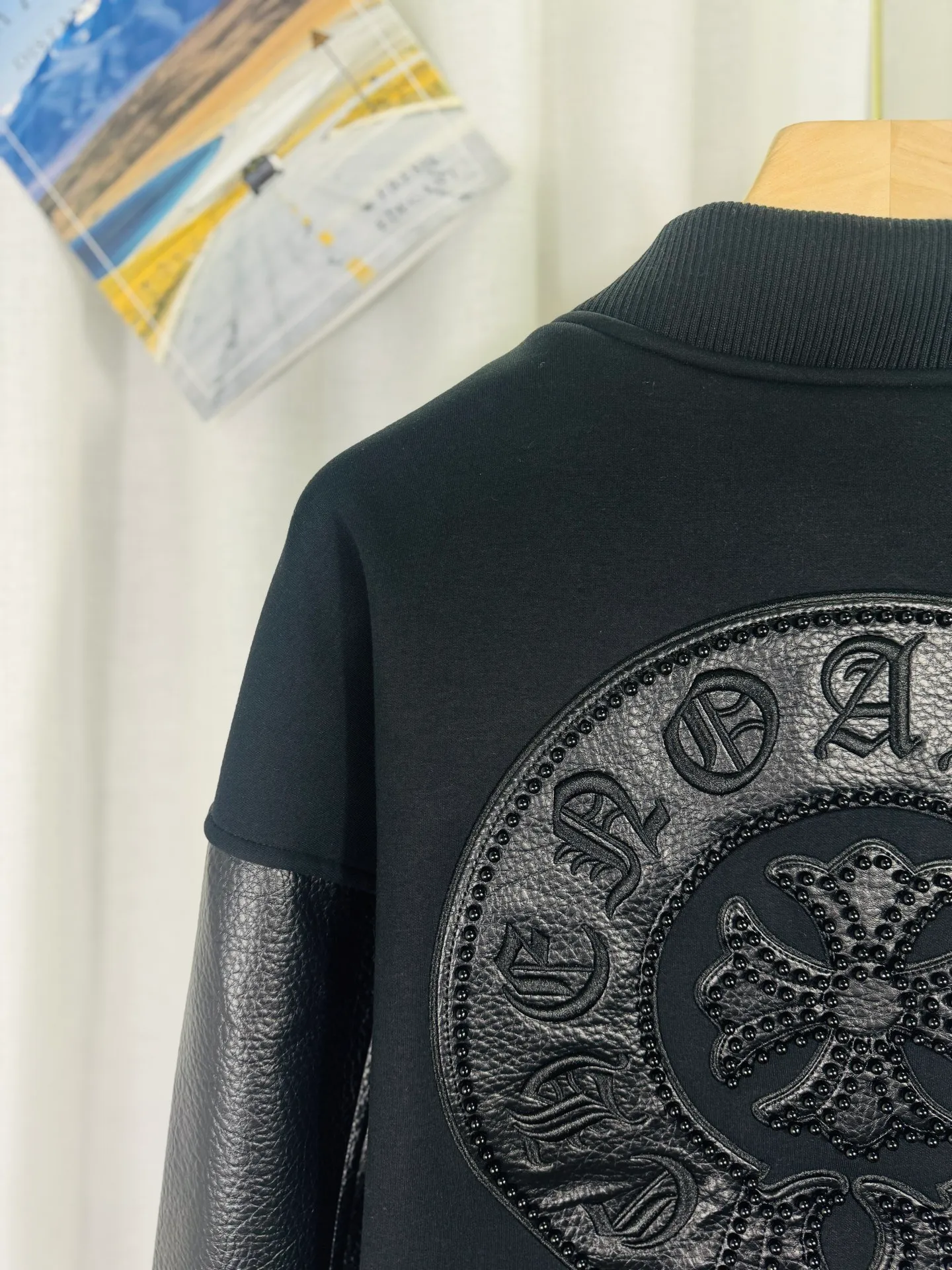 P540 top version, real shot without P, ​​different from market currency) 𝗖𝗵𝗿𝗼𝗺𝗲 𝗛𝗲𝗮𝗿𝘁𝘀/Cro Heart 2025 washed and burned flower patch embroidered autumn and winter new original single counter American patchwork 3D three-dimensional couple casual cardigan plus velvet baseball jacket 👑The highest version! Customized fabric 550g tripe terry fabric! American acid-washed and distressed original fabric, laser burning + patch embroidery, exquisite embroidery of beaded letters!  The best-selling model in the counter, very comfortable to wear. Accessories: original molded and authenticated collar label➕100% silk wash label. Genuine purchase-grade original hangtag➕matching hanging rope➕3D hanging beads➕original packaging bag. Craftsmanship: The original version has consistent wiring! The highest version of the armhole matching technique! Color: Black Size: S M L XL Style No.: 615